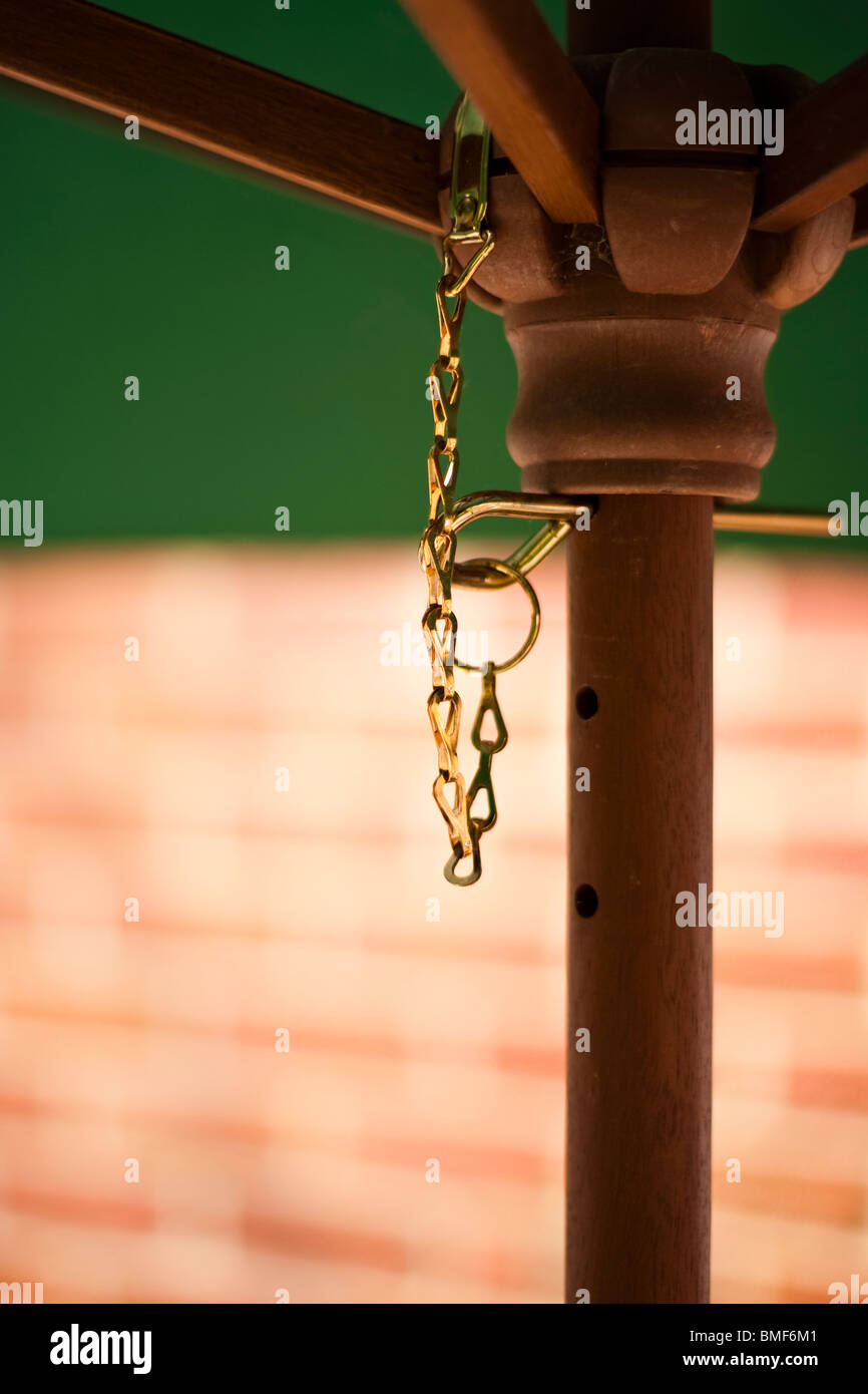 Eine Messing-Pin im Einsatz, hält eine Terrasse Dach oder Garten Schatten. Stockfoto