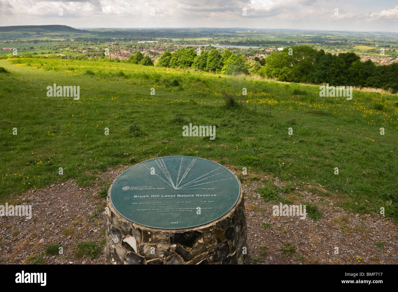 Eine Topograph oder Orientierungstafel am Pinsel Hügel lokaler Natur behalten, Fernblick über Mönche Risborough Stockfoto