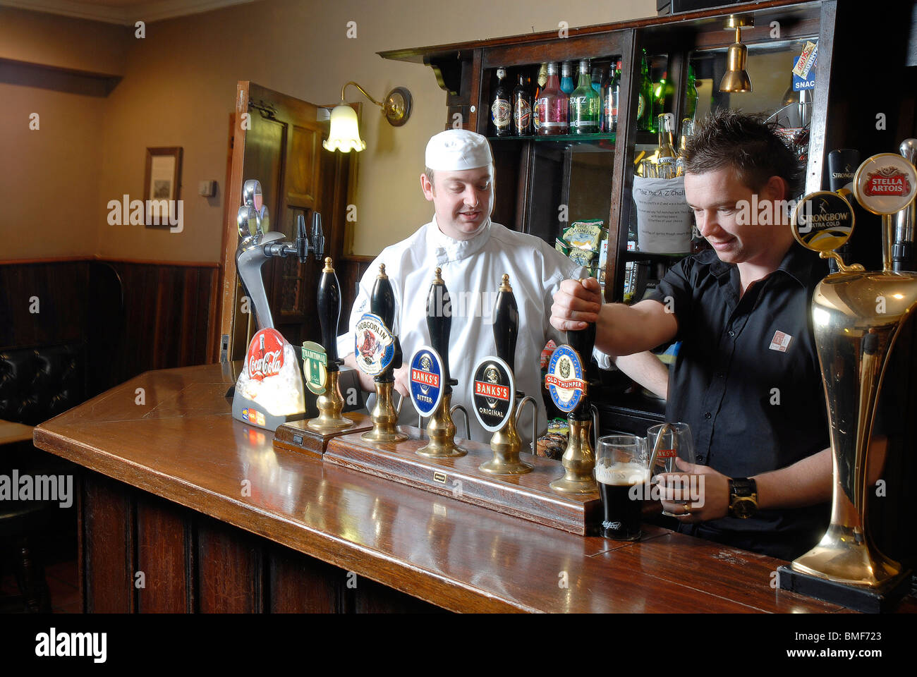 Brüder, Wayne & Jason Penn, Besitzer des Crooked House Pub in Himley, Gornal Wood, West Midlands Stockfoto