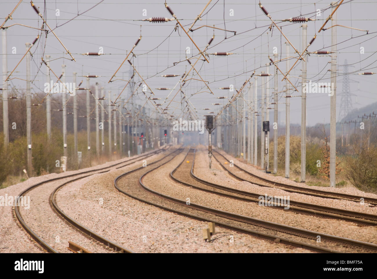 Leere Schienen und Oberleitung Oberleitung auf einer Länge von vier track Railway. Stockfoto