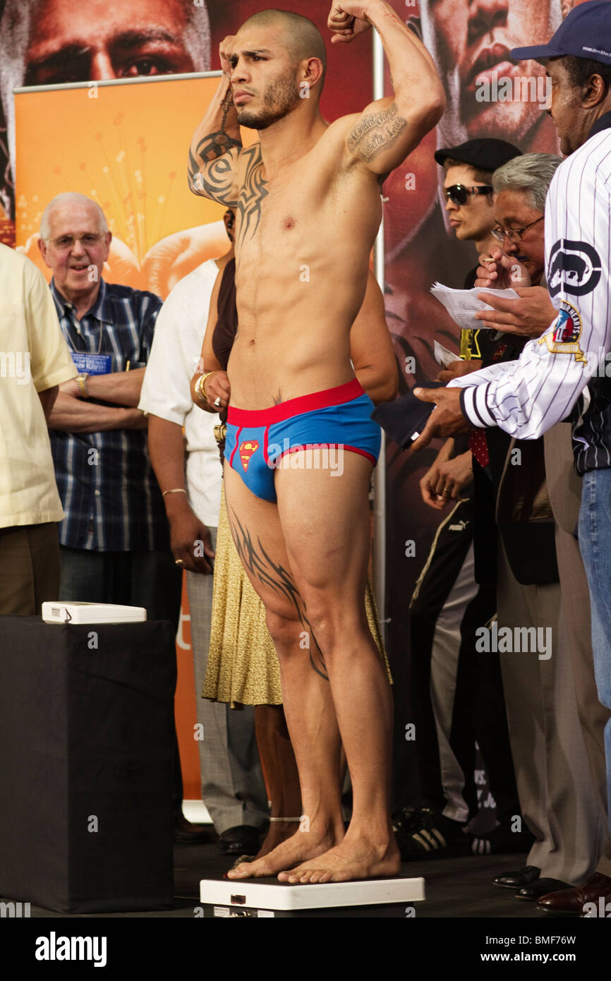 Boxer Miguel Cotto, Puerto-Ricanischer Boxer Superweltergewicht wiegen Yankee Stadium, wo er Yuri Foreman Juni 5 201 kämpfen Stockfoto