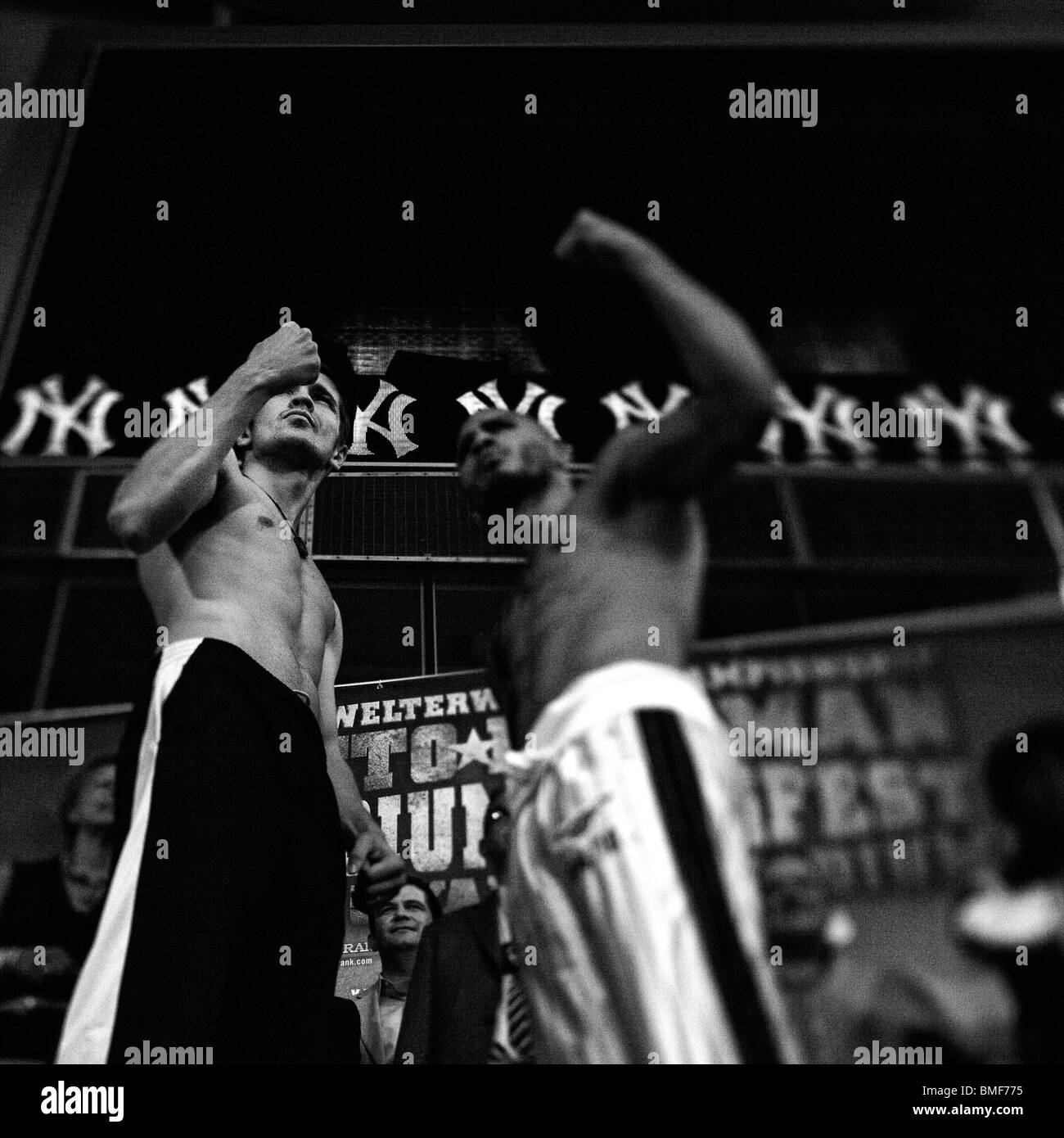 Boxer Miguel Cotto (rechts mit Tätowierung) Vs Yuri Foreman (links mit Mütze)-wiegen im Yankee Stadium Stockfoto