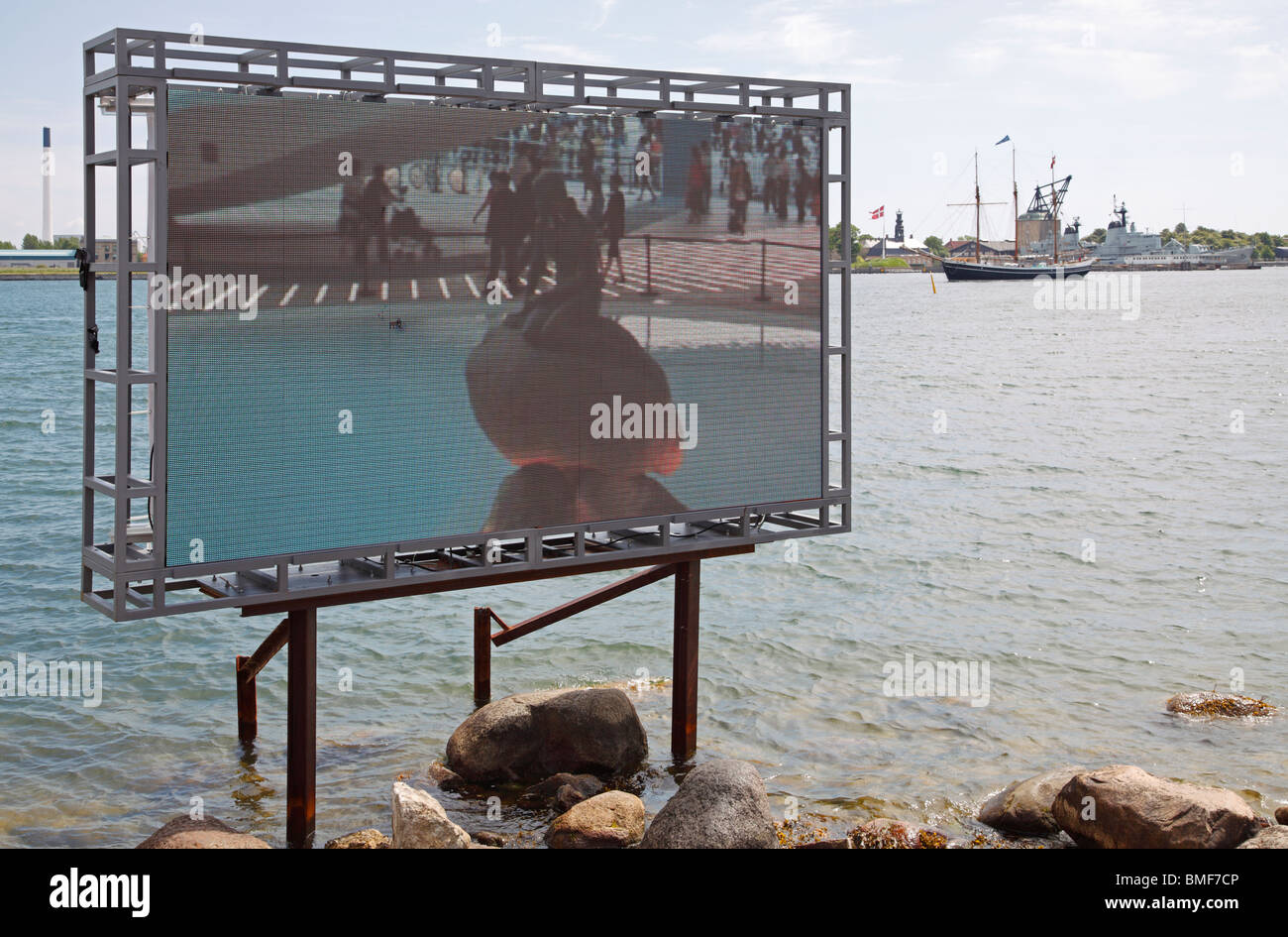 Die kleine Meerjungfrau im Hafen von Kopenhagen jetzt ersetzt durch die live-Übertragung auf dem LED-Bildschirm von der EXPO 2010 in Shanghai. Stockfoto