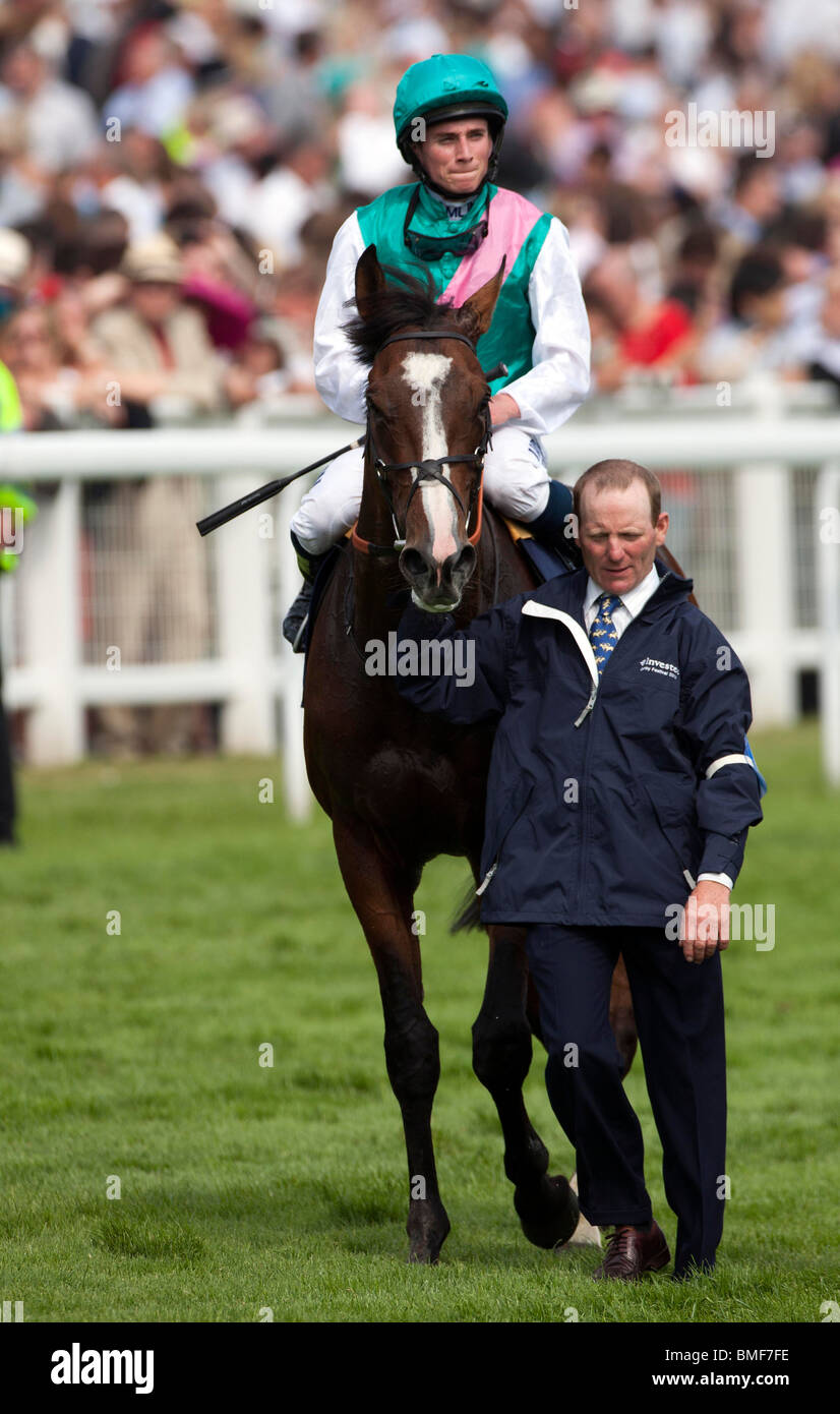 . Gewinner des 2010 Derby Pferderennen, Mitarbeiter von Jockey Ryan Moore geritten Stockfoto