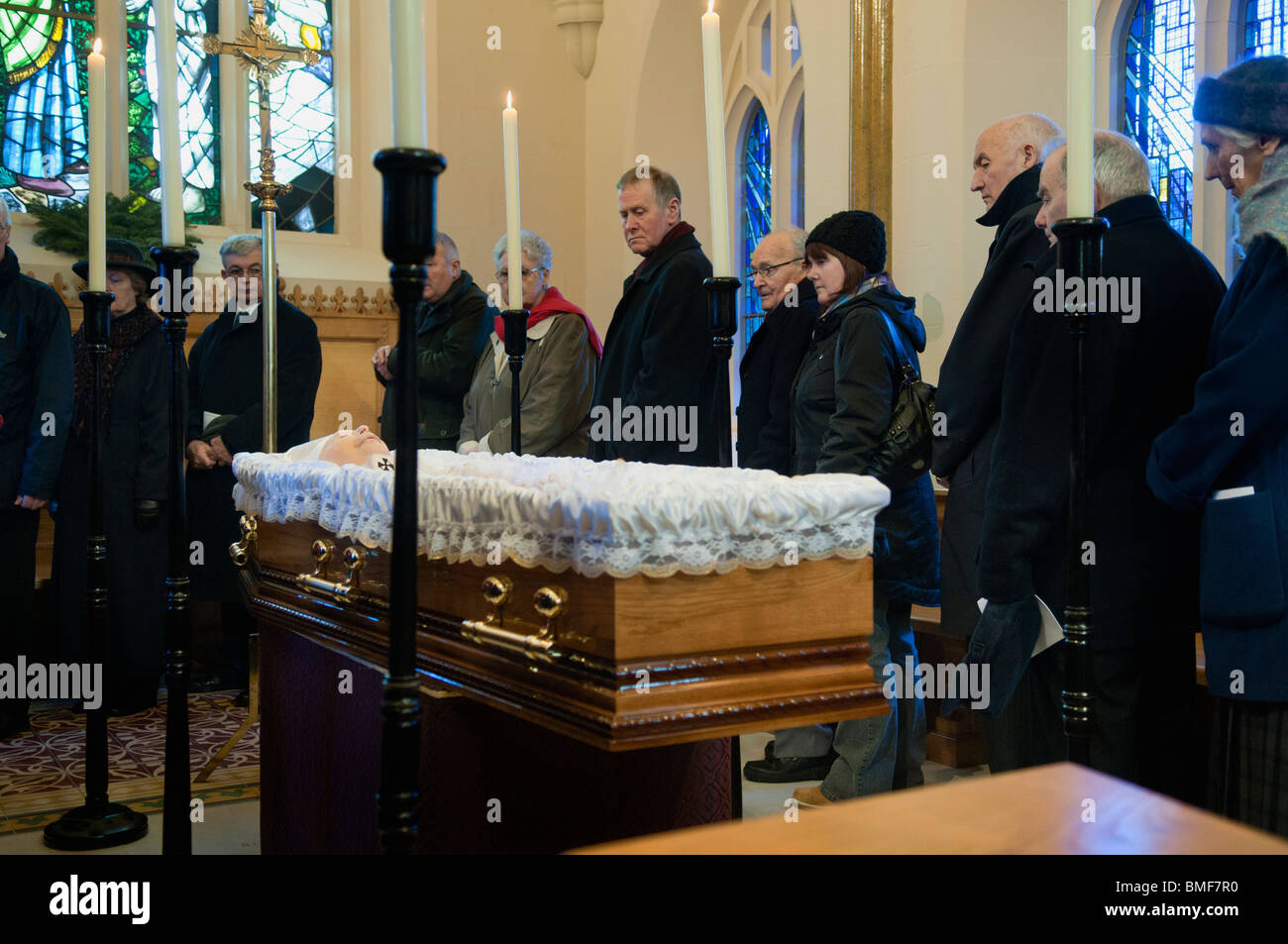 Trauernden Datei an den Sarg des Kardinal Cahal Daly, wie er im Zustand in St. Peters Cathedral, Belfast liegt Stockfoto