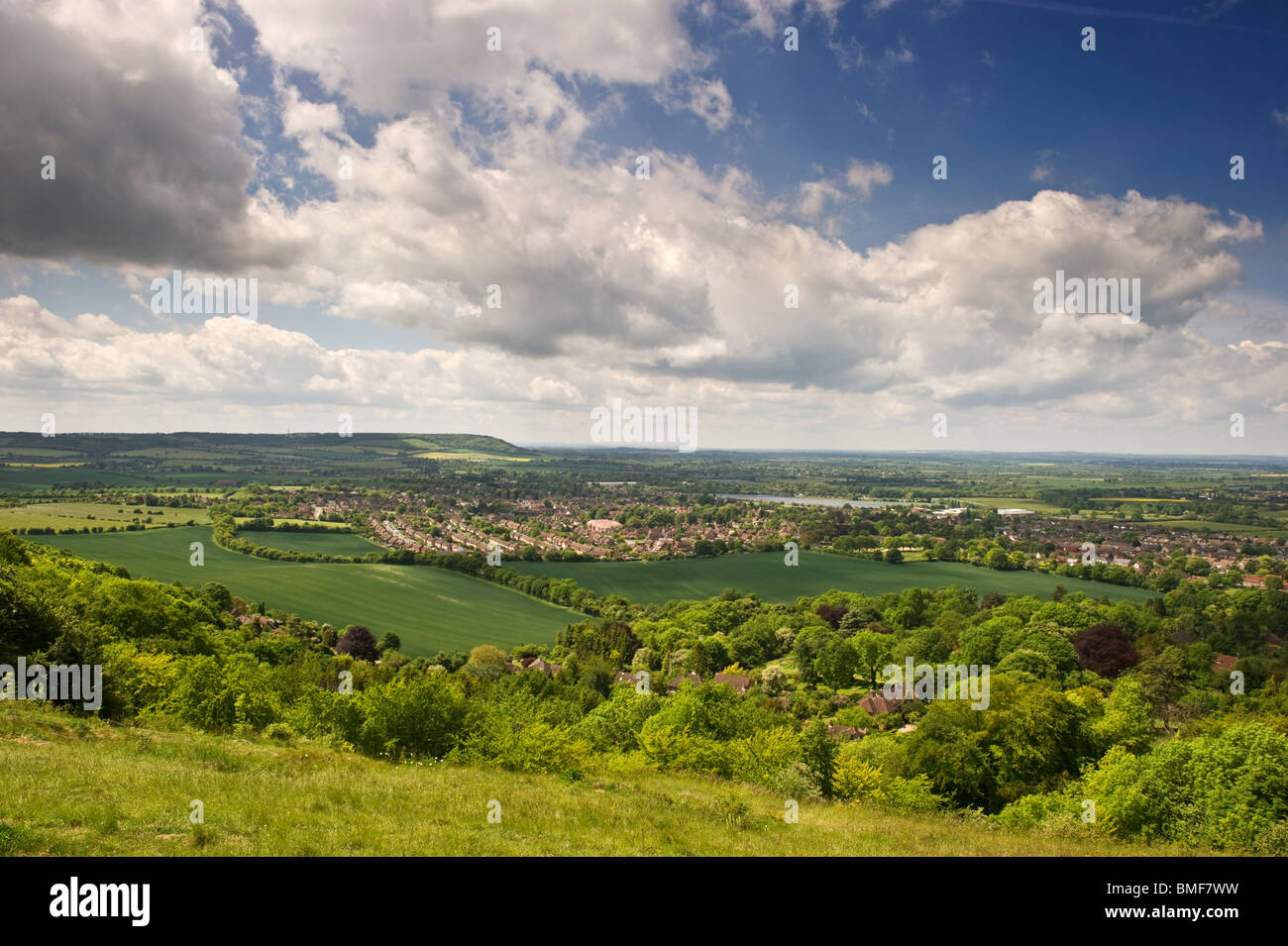 Ein Blick von Whiteleaf überqueren Sie eine Chilterns ländlichen Landschaft in Richtung Mönche Risborough Buckinghamshire UK Stockfoto