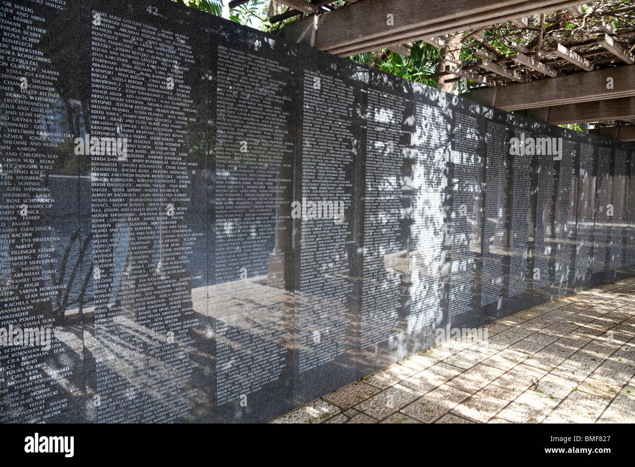 Namen der Opfer eingraviert rund um das Holocaust-Mahnmal in Miami Beach. Stockfoto