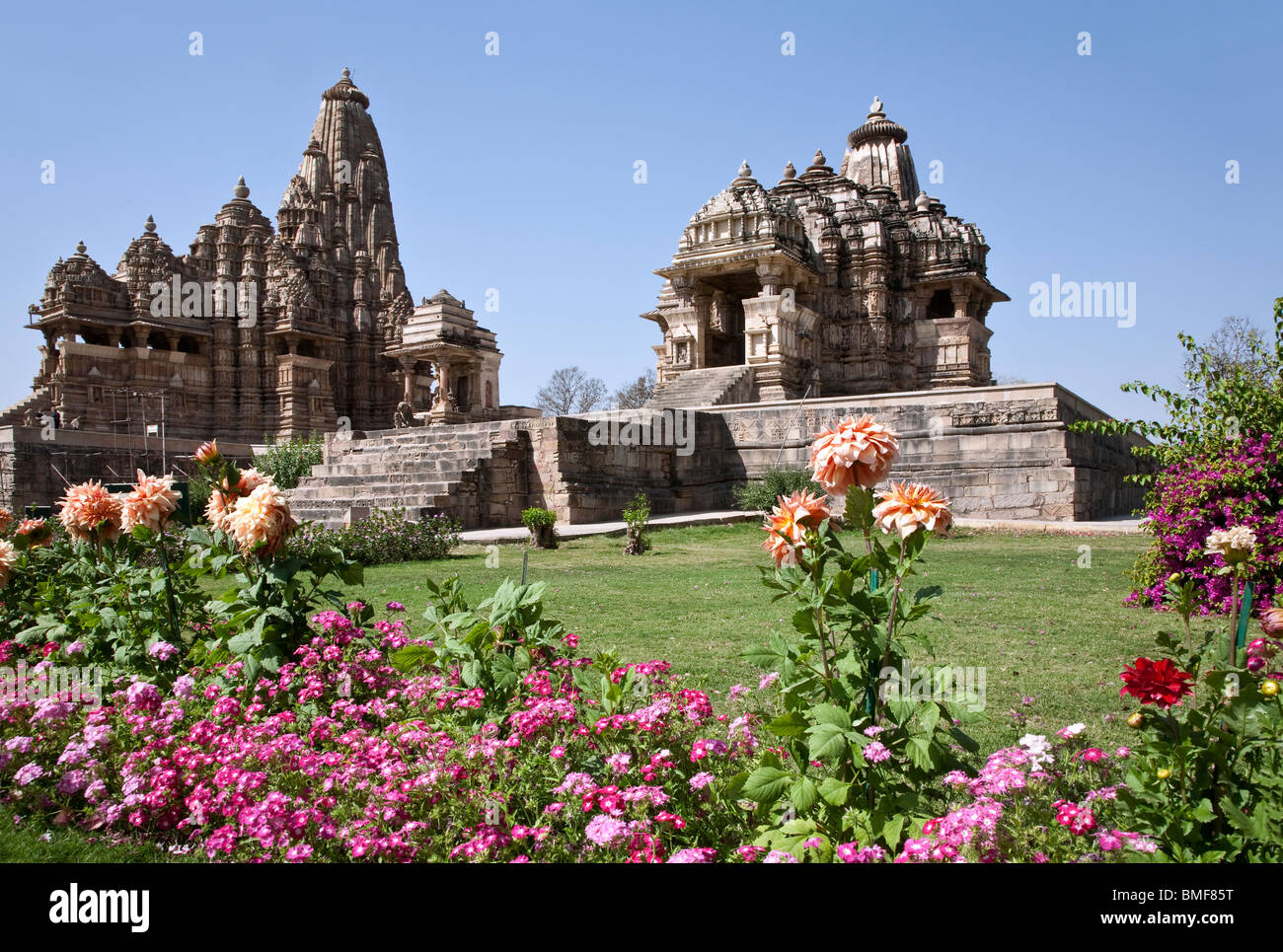 Khajuraho Tempel (westliche Gruppe). Links: Kandariya Mahadev Tempel. Rechts: Jagadambi Tempel. Indien Stockfoto