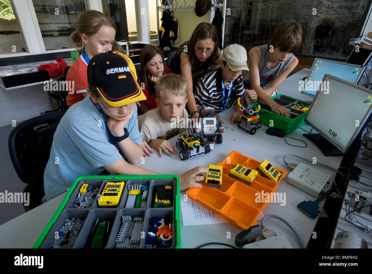 Kinder in der technischen Schule arbeitet mit ein Lego Technik motor und computergesteuerte inmitten der Deutsches Museum, Deutschland Stockfoto