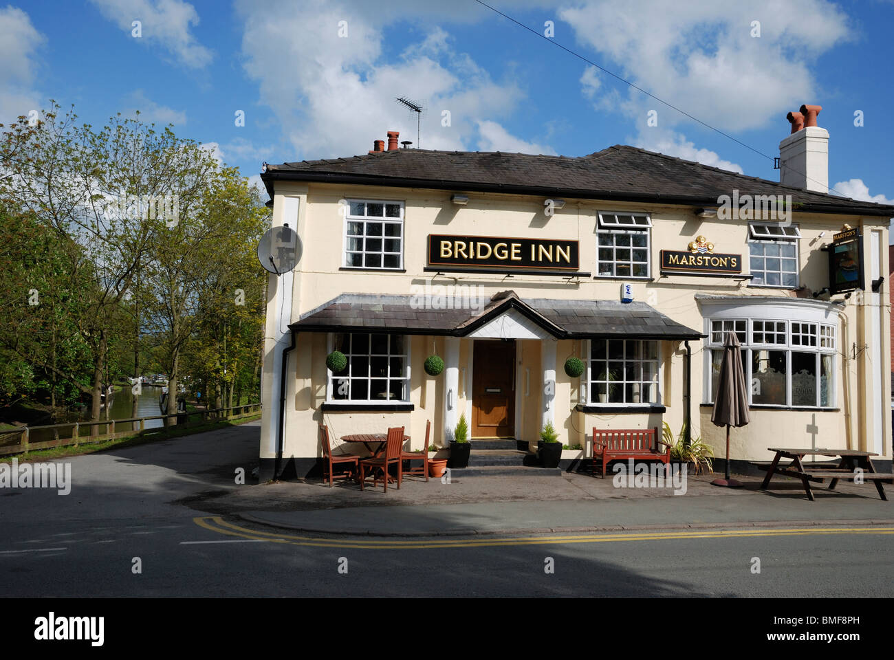 Das Bridge Inn Pub am Rande der Shropshire Union Canal, Audlem, Cheshire, England. Stockfoto