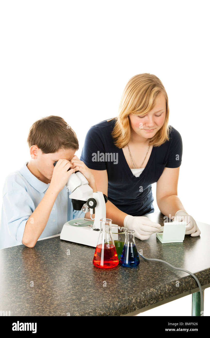 Schulkinder im naturwissenschaftlichen Unterricht mit Mikroskop. Isoliert auf weiss. Stockfoto