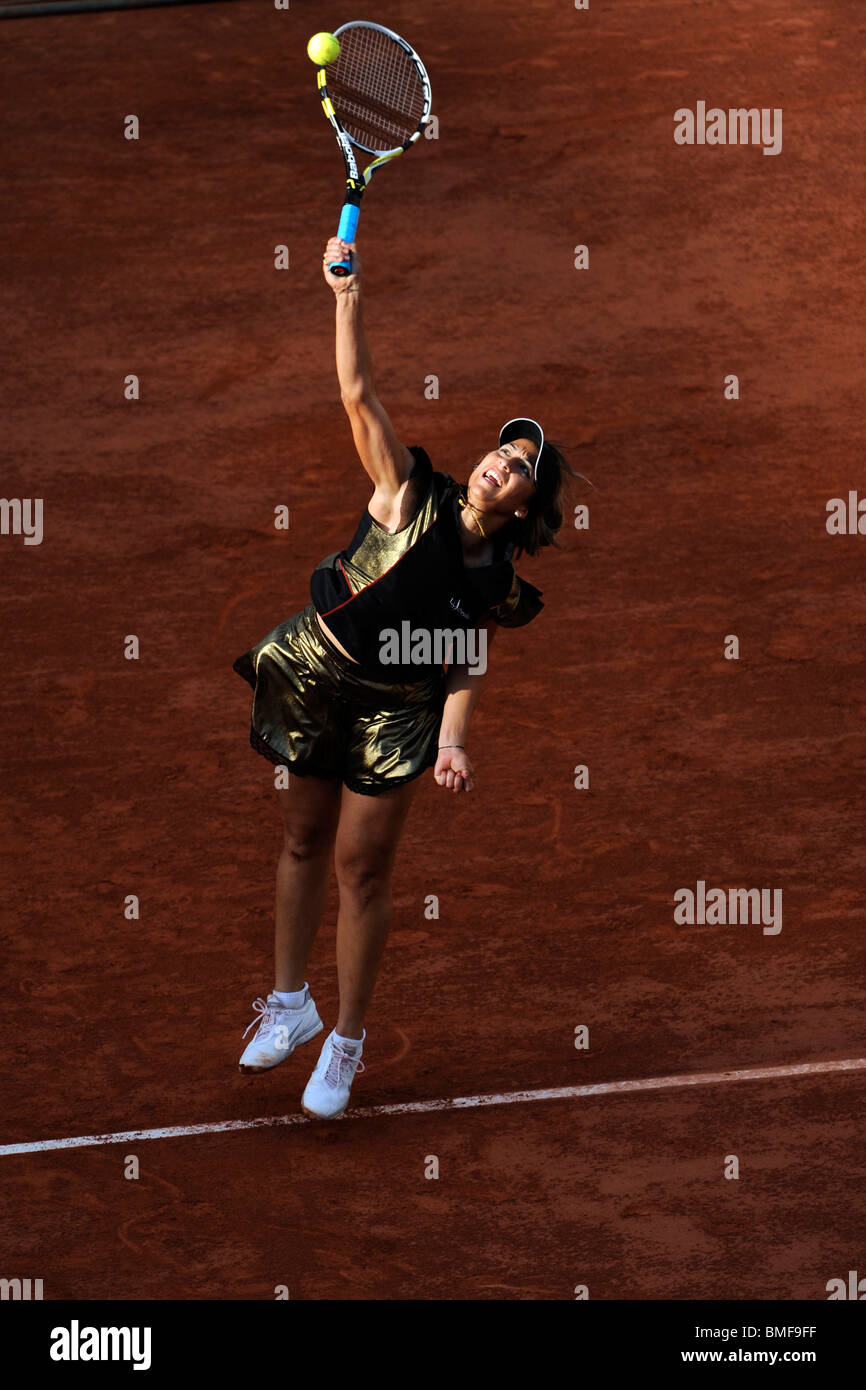 ARAVANE REZAI (FRA) im Wettbewerb bei den French Open 2010 Stockfoto