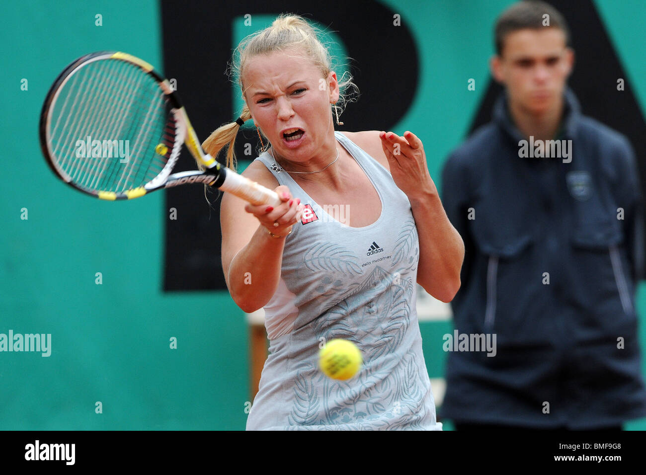 Caroline Wozniacki (DEN) im Wettbewerb bei den French Open 2010 Stockfoto