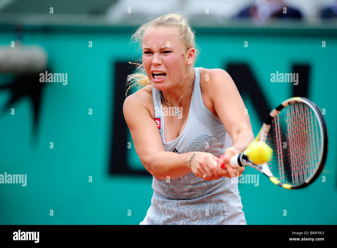 Caroline Wozniacki (DEN) im Wettbewerb bei den French Open 2010 Stockfoto