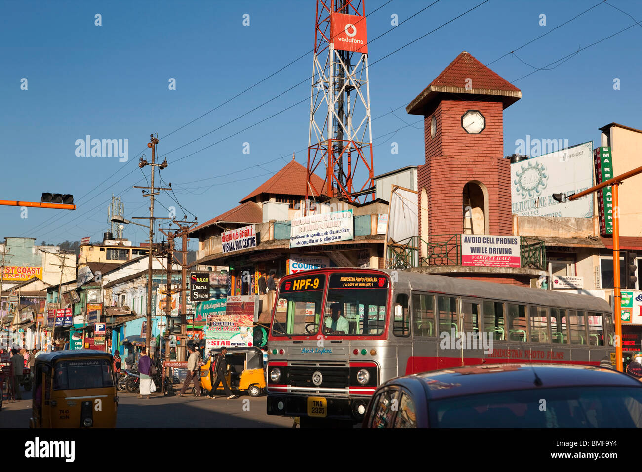 Indien, Tamil Nadu, Udhagamandalam (Ooty) Tempel unteren Basar Straße Uhrturm Stockfoto