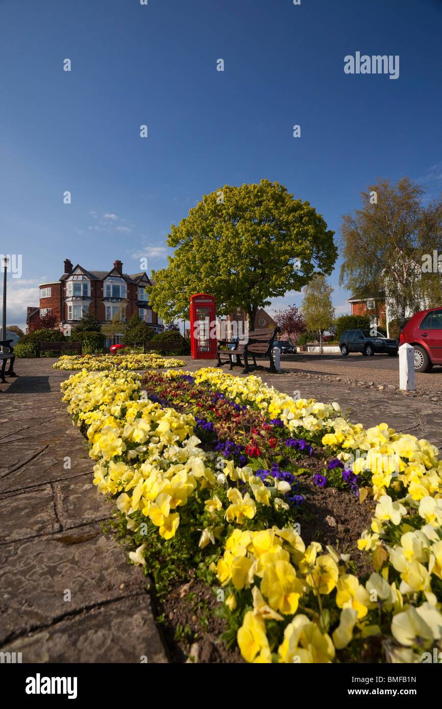 Blumenbeete am Ende des Connaught Avenue, Frinton auf Sea, Essex, uk Stockfoto