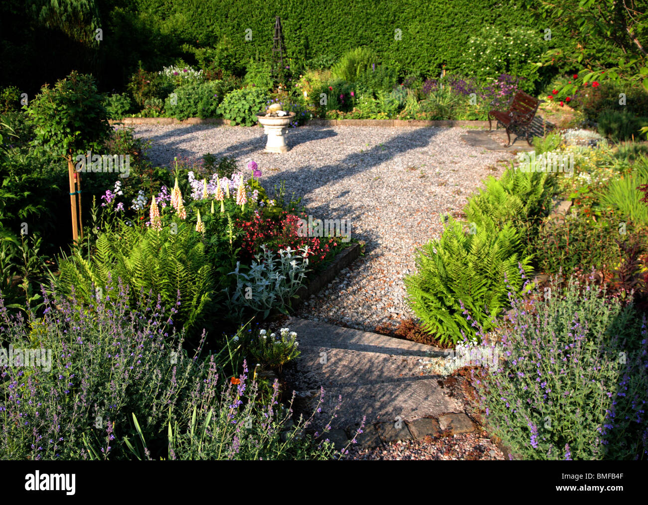 English cottage garden Fotos und Bildmaterial in hoher Auflösung Alamy