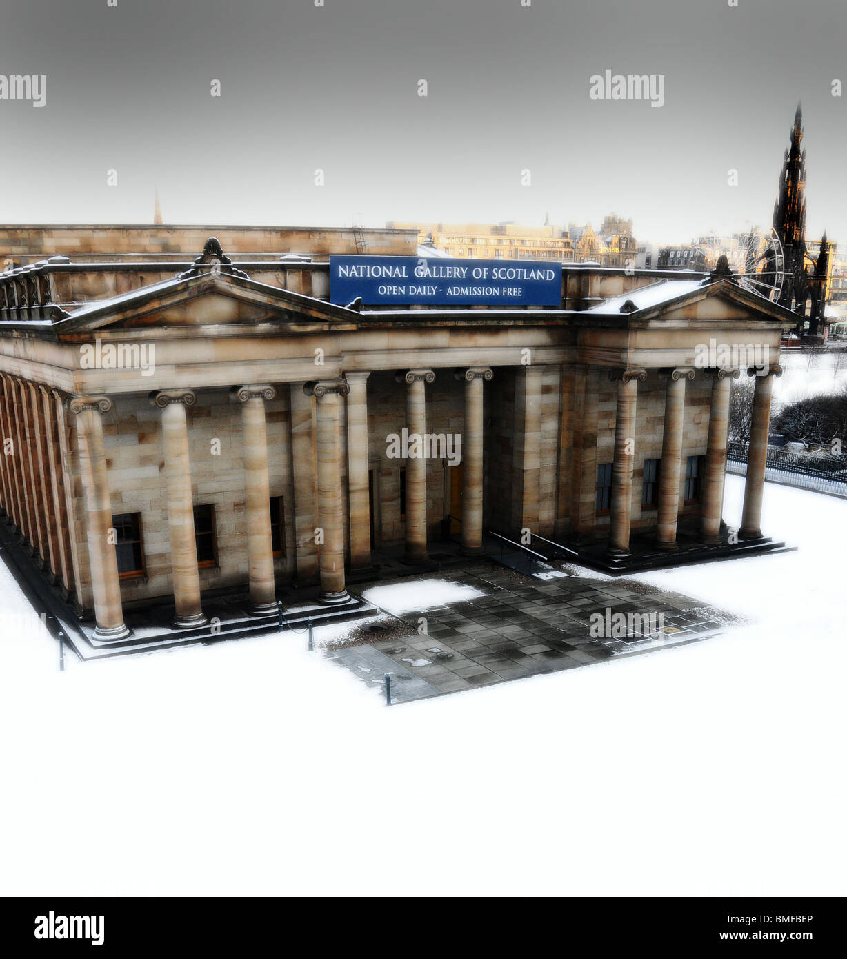 National Gallery Of Scotland in Schnee, winter, Edinburgh, Schottland, Tourismus, Kunst, Gemälde, Ausstellung, festlich, Weihnachten, Stockfoto