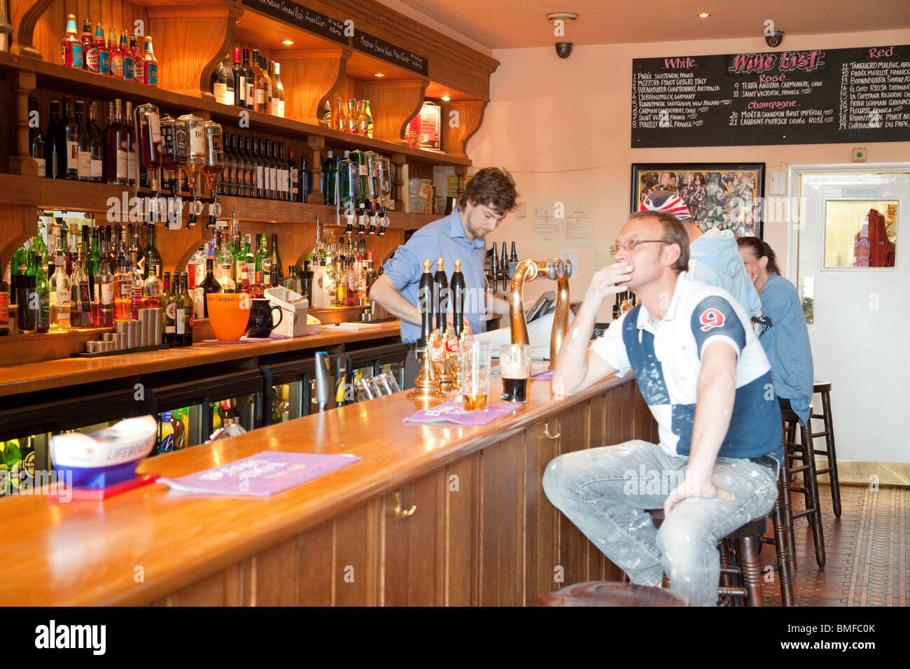 innerhalb der Schleuse & Fass Pub in Frinton am Meer Stockfoto