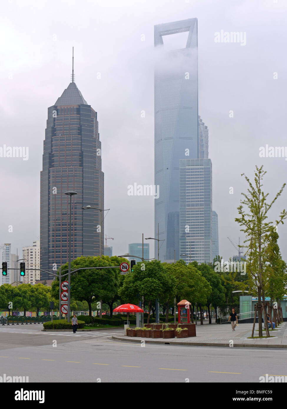 Gruppe von Wolkenkratzern mit Wolken auf ihrer Oberseite in Shanghai, China Stockfoto