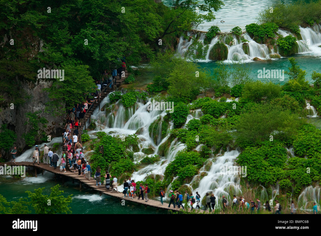 Das Wasser fließt in Kaskaden in den See des Nationalparks Plitvice (Kroatien) Stockfoto