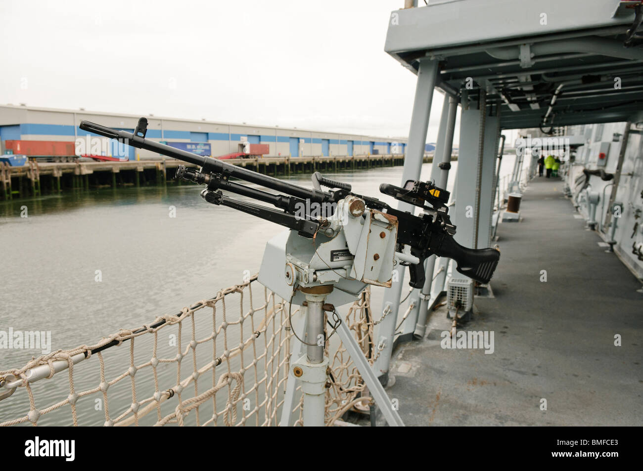 Ein Mittleres Maschinengewehr Fabrique Nationalie FN MAG L44A1 montiert auf einem Gimble auf HMS Monmouth, Art 23 Fregatten. Stockfoto