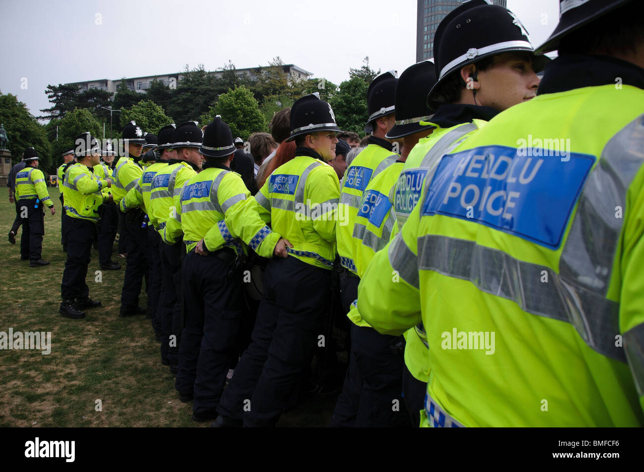 Polizei zurückhalten Demonstranten von Unite Against Fascism am außerhalb der Stadt Hall, Cardiff, Wales Stockfoto