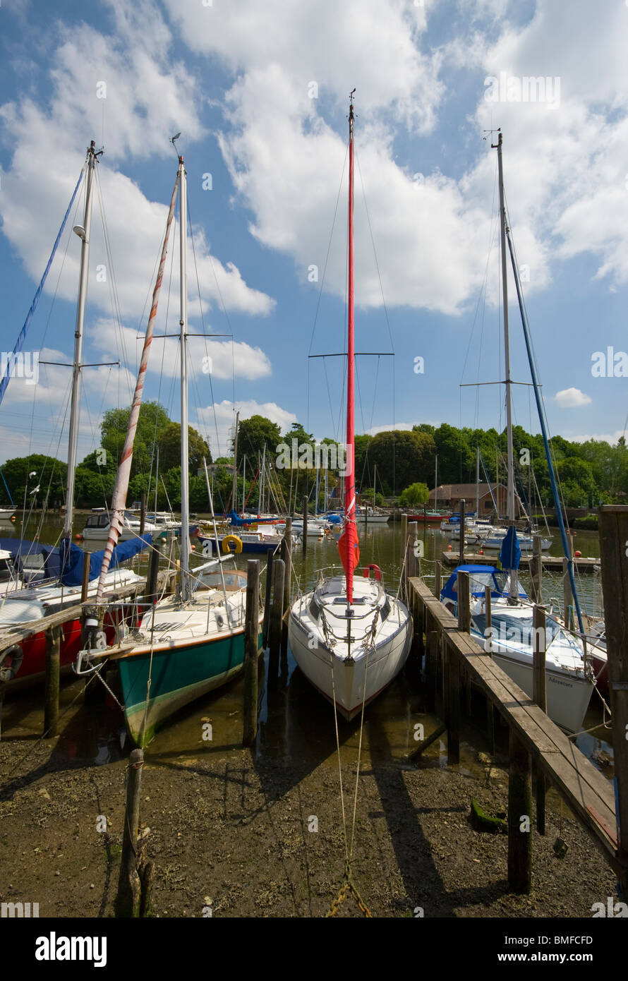 Vorderansicht des Segeln Yachts Boote vertäut In Eling erreichen Hampshire, England Stockfoto