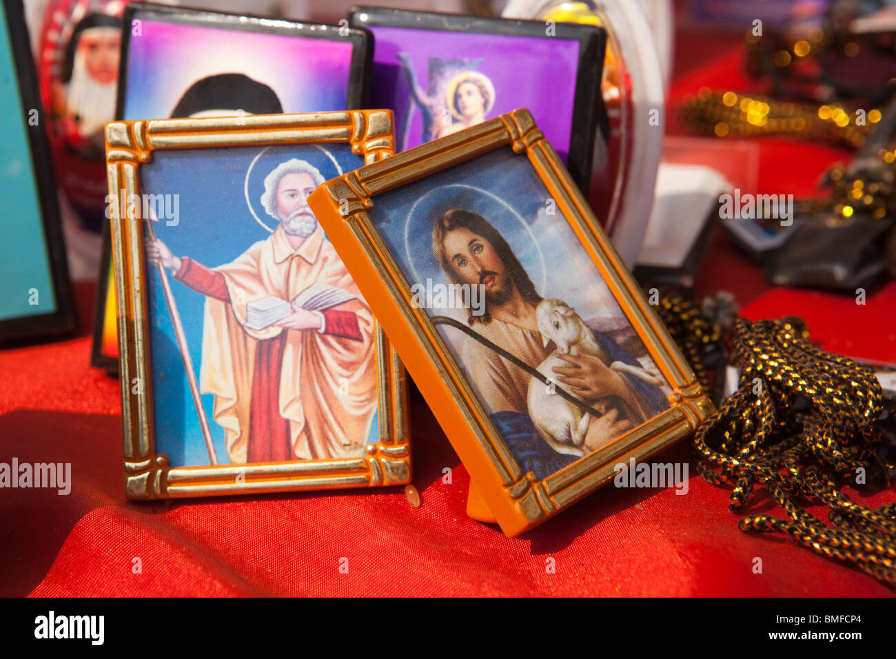 Indien, Kerala, Alappuzha (Alleppey) Arthunkal, fest des Heiligen Sebastian, kleine religiöse Bilder zum Verkauf Stockfoto