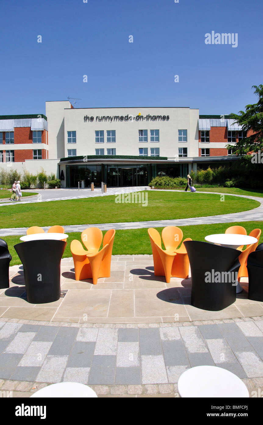 Garten Sitzgelegenheiten, The Runnymede-on-Thames Hotel, Runnymede, Surrey, England, Vereinigtes Königreich Stockfoto