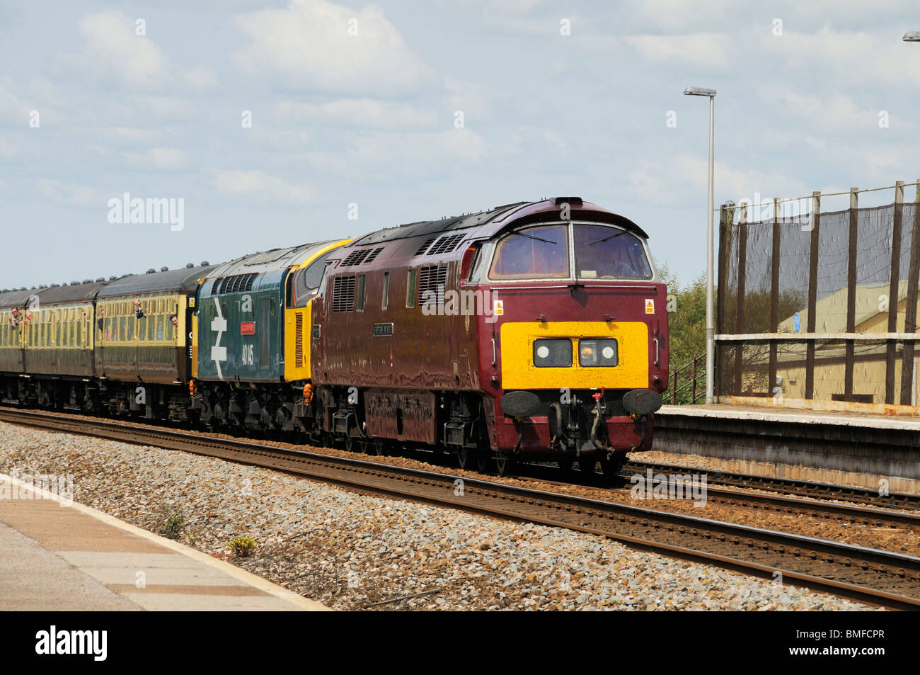 D1015 und 40145 Kopf East Lancs Champion Railtour Durchgangsbahnhof Dawlish Warren Stockfoto