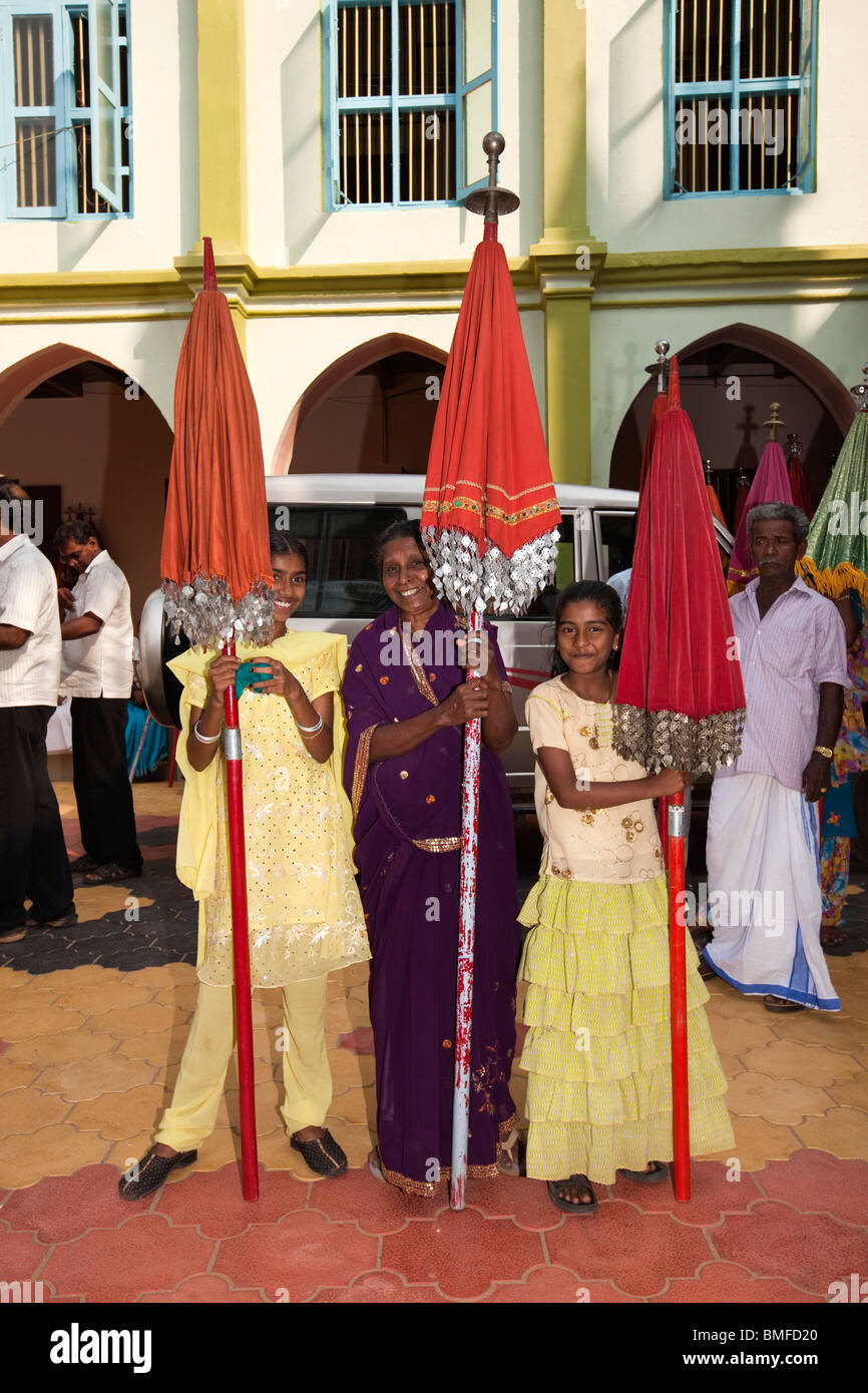 Indien, Kerala, Alappuzha (Alleppey) Arthunkal, fest des Heiligen Sebastian, Frauen halten geschlossene Prozession Sonnenschirme Stockfoto