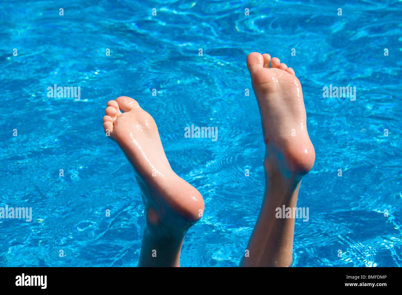 Füße im Wasser Stockfoto