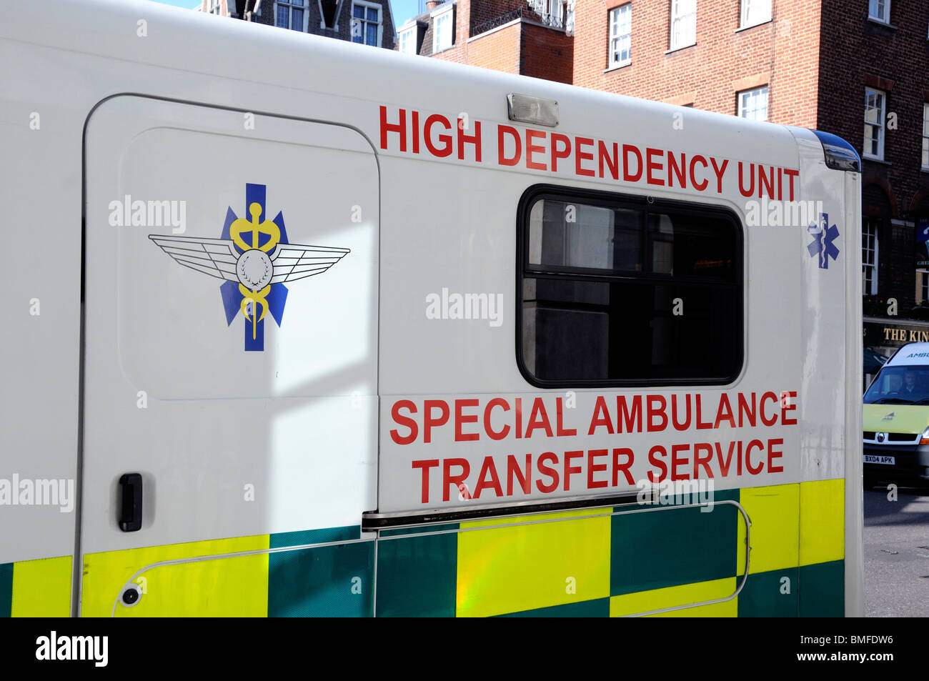 Hohe Abhängigkeit Gerät spezielle Ambulanz Transfer Service außerhalb The Heart Hospital London England UK Stockfoto