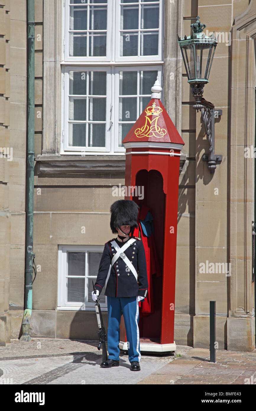 Krieger: mit Bärenfell aus der königlichen Leibgarde vor seinem Wachhäuschen an das Schloss Amalienborg in Kopenhagen. Stockfoto