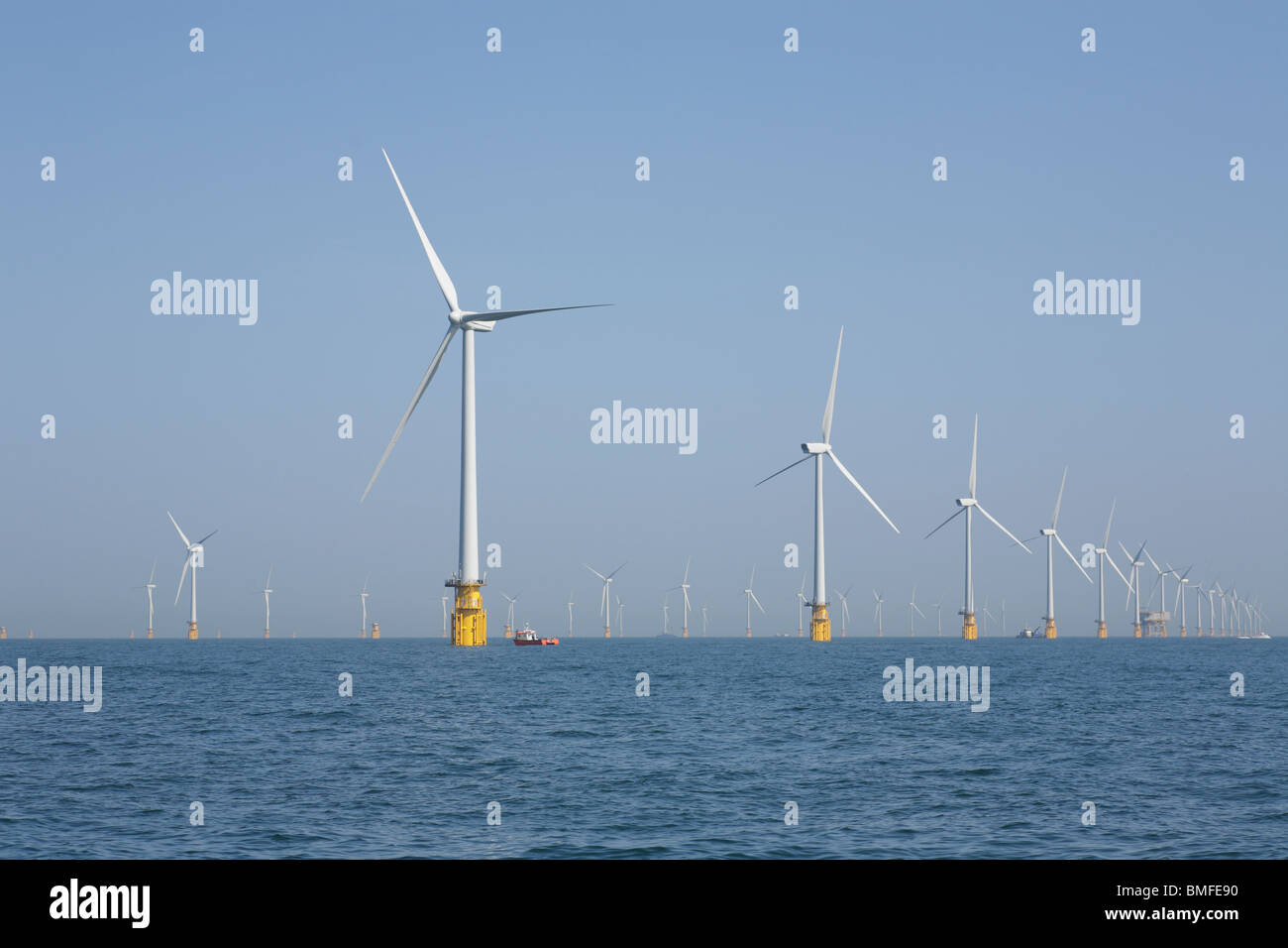 Moderne Energie-Array-Turbinen im Bau aus der Isle Of Thanet in Kent, es ist der größte Ort in der Welt Stockfoto