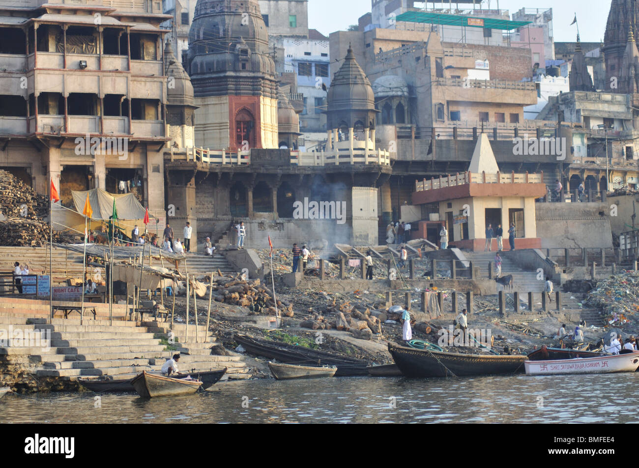 Die Manikarnika Ghat am Ganges in Varanasi, Indien brennen Stockfoto