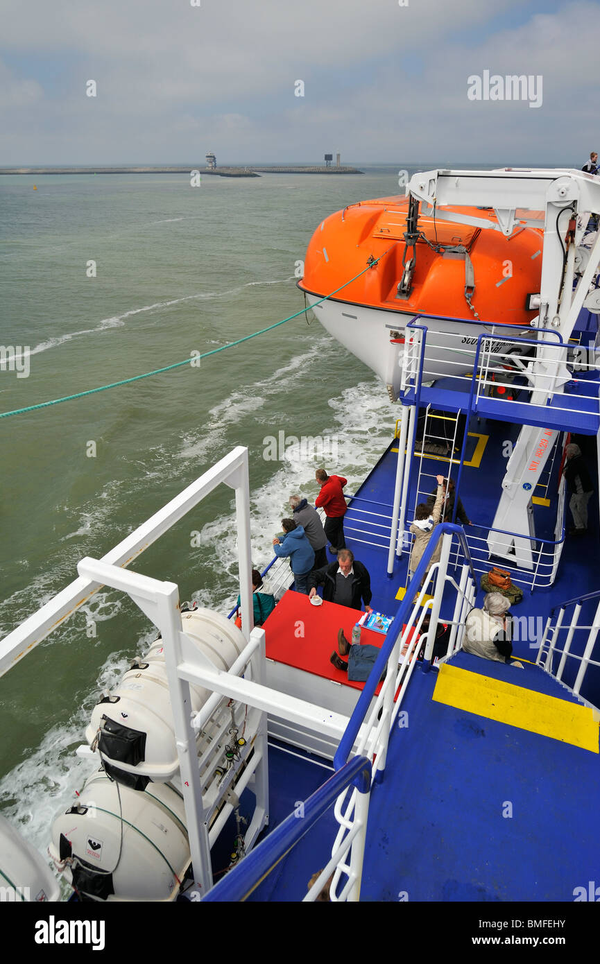 Rettungsinseln, Rettungsboote und Touristen an Bord der Fähre, Europa Stockfoto