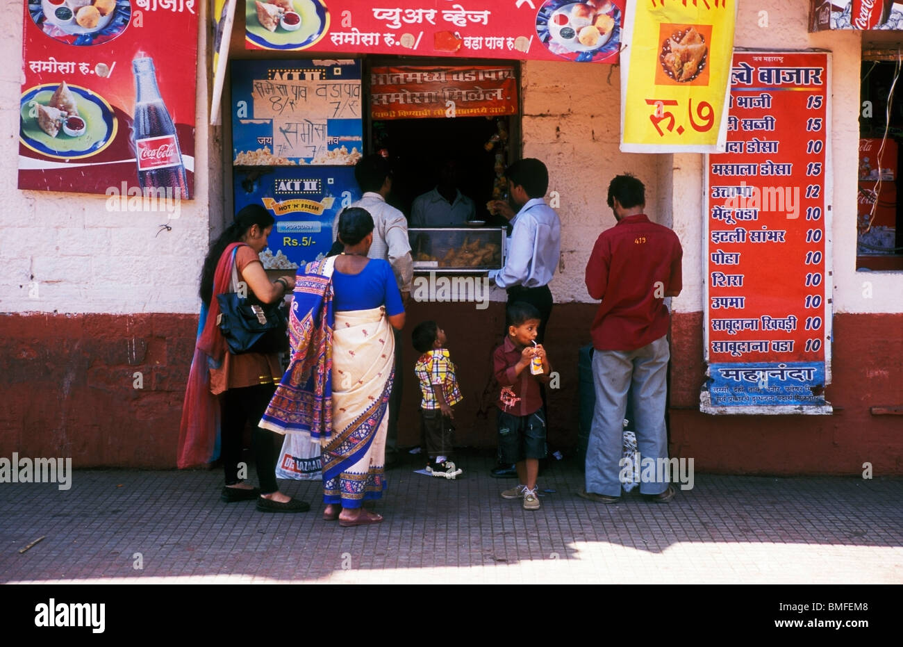 Schnell Ffod Shop am Chhatrapati Shivaji Terminus Mumbai Indien Stockfoto