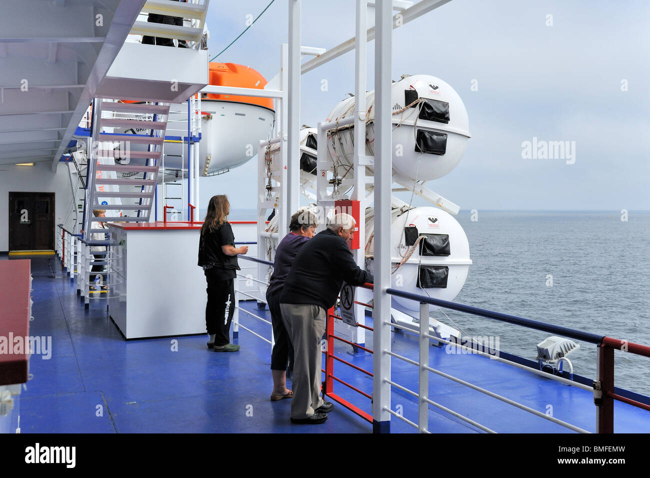 Touristen und aufblasbare Rettungsinseln in hartschaligen Kanister und Rettungsboot an Bord der Fähre, Europa Stockfoto