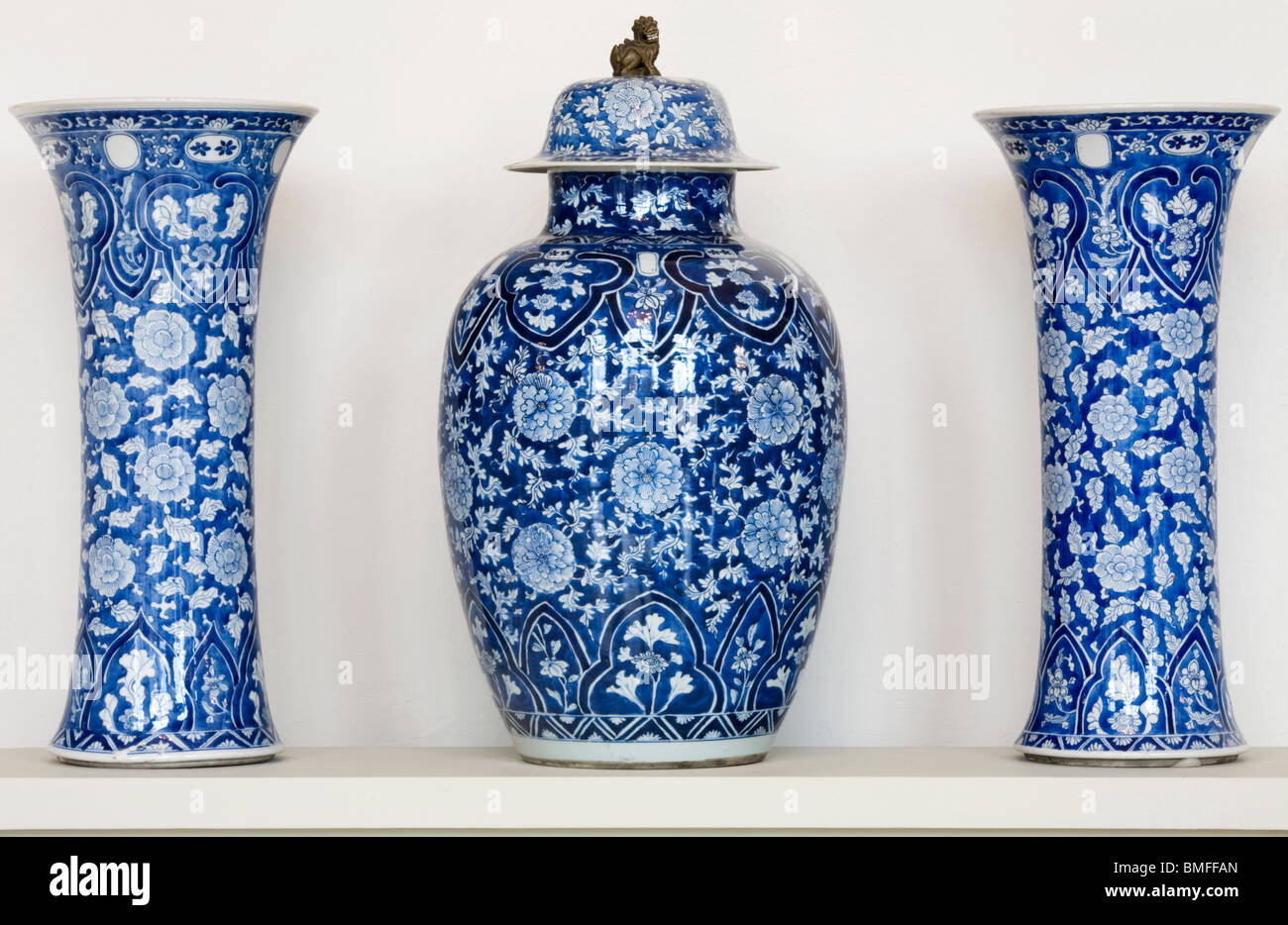Blau weiß chinesisches porzellan Fotos und Bildmaterial in hoher