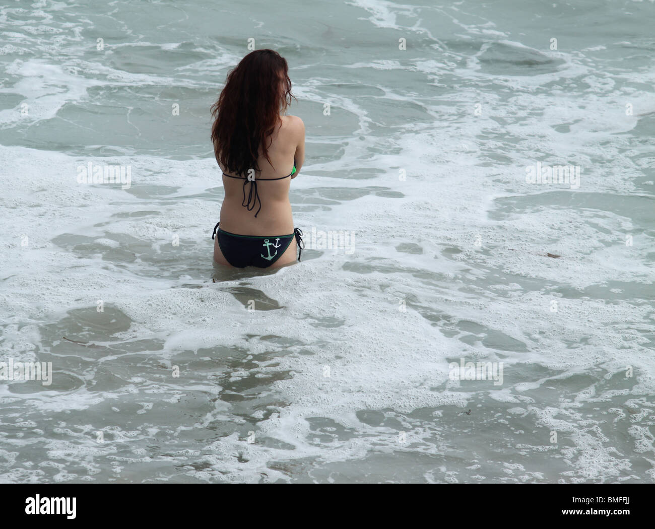 Frau in kaltem Meerwasser Zittern Stockfoto