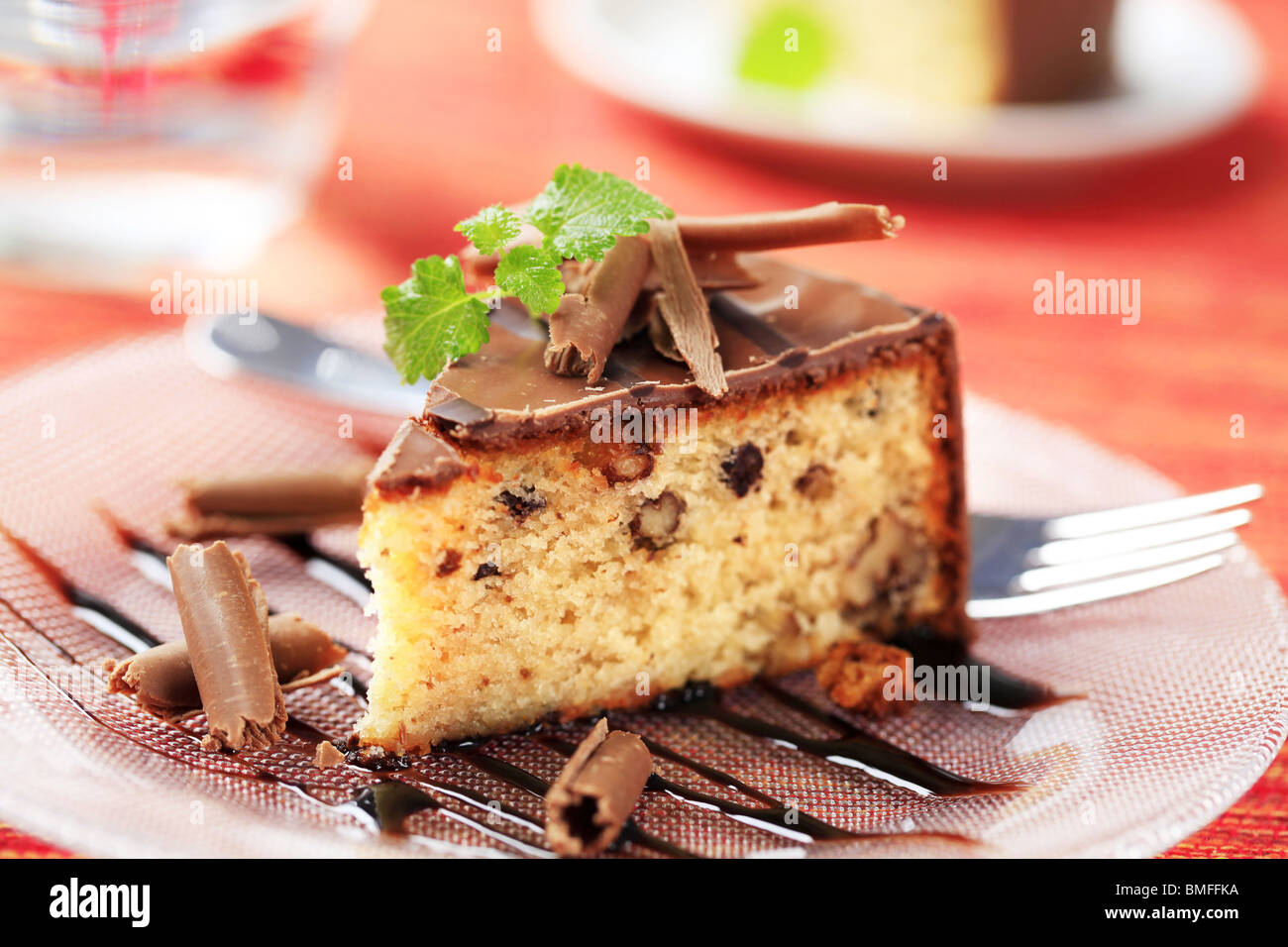 Nusskuchen mit Schokolade Zuckerguss glasiert Stockfoto
