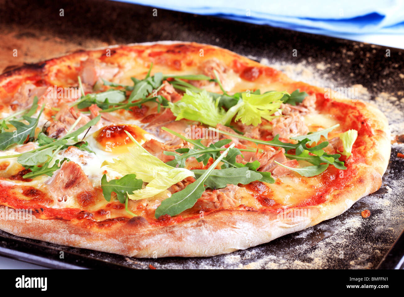Frisch gebackenes Thunfisch Pizza auf einem Backblech Stockfoto