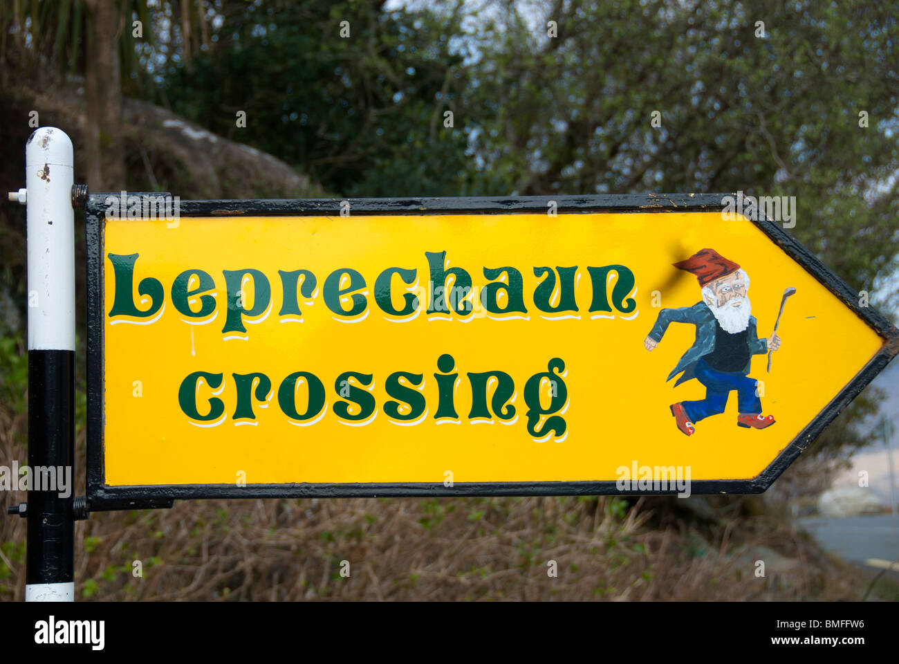 "Leprechaun Crossing" Tourist Schild an der Ladies View auf dem Ring of Kerry, Co. Kerry, Irland Stockfoto