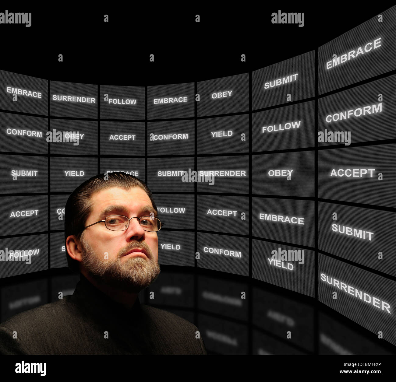 Orwellschen Charakter stand vor Indoktrination Bildschirme mit Herrschaft Wörter Stockfoto