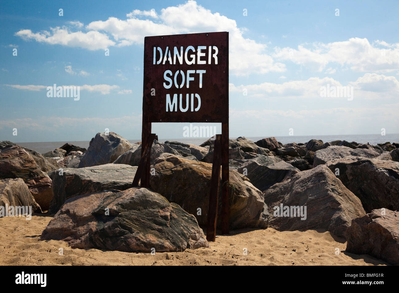 Gefahr unterschreiben Warnung vor weichen Schlamm am Strand in Großbritannien Stockfoto