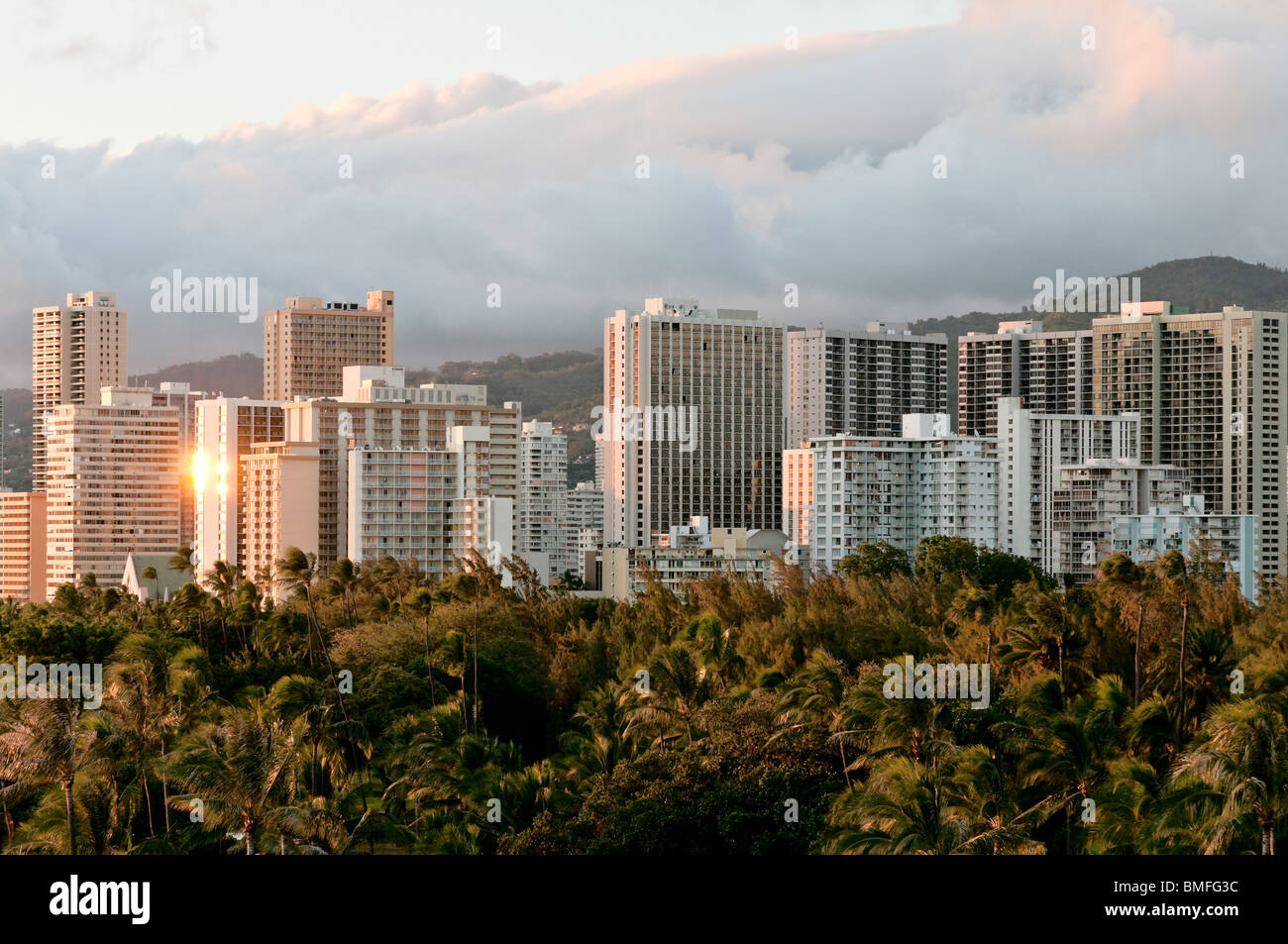 Eine erhöhte Ansicht des high-Rise Hotels im Abschnitt Waikiki Honolulu bei Sonnenuntergang. Stockfoto