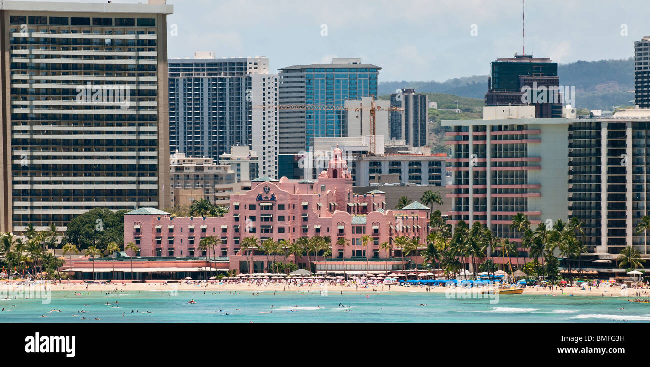Ein Blick auf die berühmten rosa Royal Hawaiian Hotel im Abschnitt Waikiki in Honolulu, Hawaii. Stockfoto