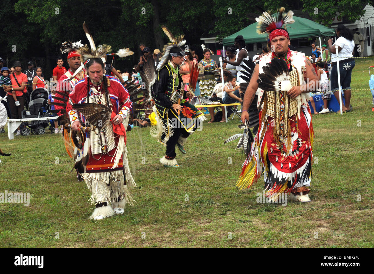 Dutzende von Native American kamen aus allen Teilen des Landes zur Teilnahme an der 27. jährlichen Indian Pow Wow in Waldorf, Md Stockfoto